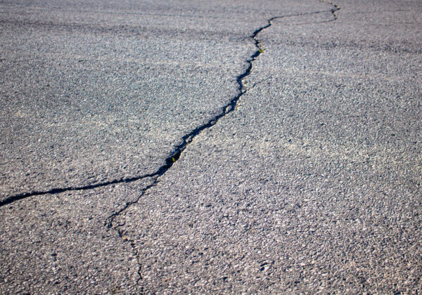 3 Reasons to Seal Minor Cracks in Your Asphalt Driveway In San Diego
